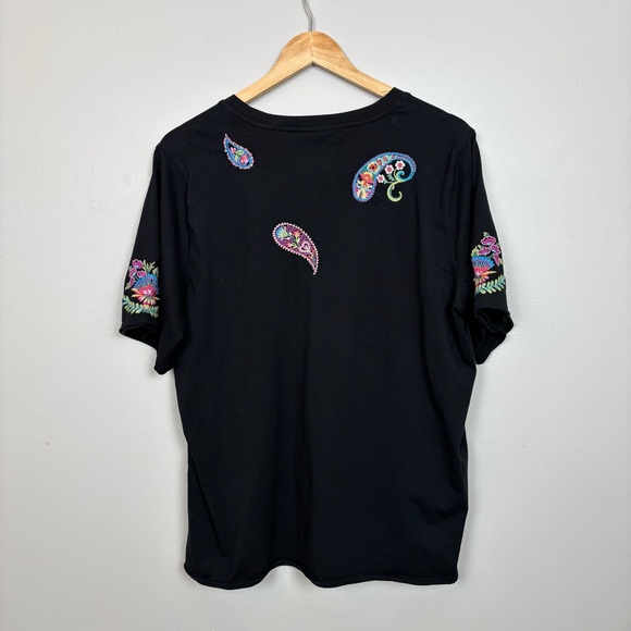 Johnny Was Top XL Black Raw Hem V-Neck Tee Embroidered Floral 100% Cotton - Picture 8 of 11